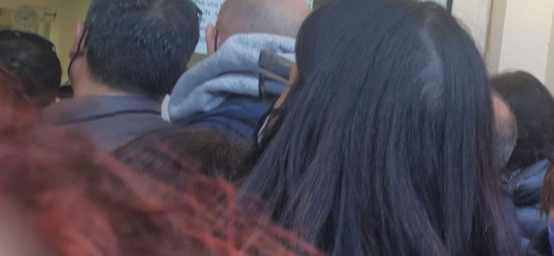 Catanzaro, all'ospedale "Ciaccio" in fila, assembrati come sardine, per vaccinare i bambini images Catanzaro, all'ospedale "Ciaccio" in fila, assembrati come sardine, per vaccinare i bambini