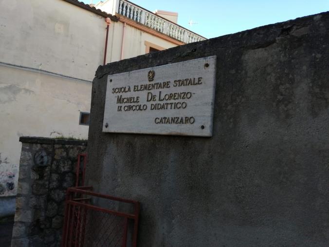 Degrado all'esterno della scuola De Lorenzo di Gagliano. Stefano Veraldi: "Non è tollerabile" images Degrado all'esterno della scuola De Lorenzo di Gagliano. Stefano Veraldi: "Non è tollerabile"