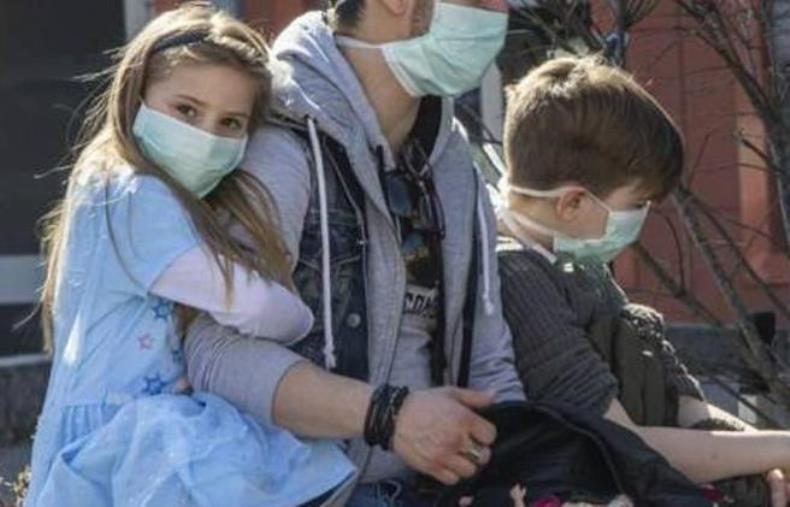 images Coronavirus. Il Viminale: "Si alla passeggiata vicino casa con i figli, per un genitore alla volta"