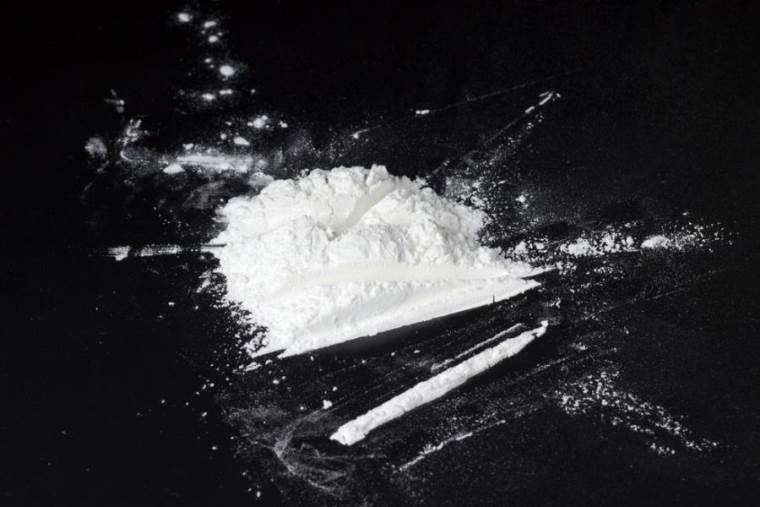 images Crotone. Spaccio, vede i carabinieri e getta la cocaina: arrestato 