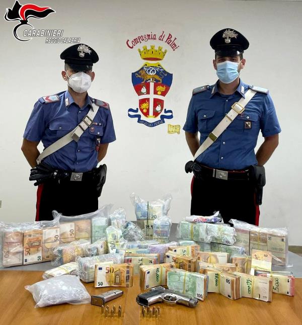 images Palmi. Cocaina, armi e 450 mila euro in un garage: arrestato 32enne di Gioia Tauro 