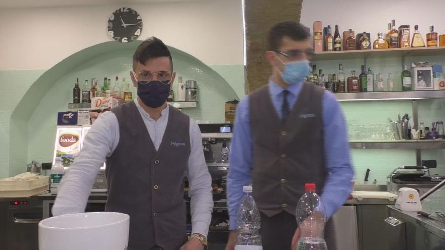 Natale a Catanzaro, shopping in calo: la paura per il futuro frena gli acquisti  images Natale a Catanzaro, shopping in calo: la paura per il futuro frena gli acquisti