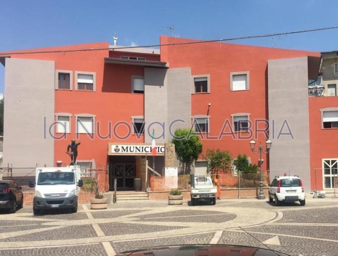 images A Simeri Crichi, percettori Rdc al lavoro per anziani, verde pubblico e uffici comunali