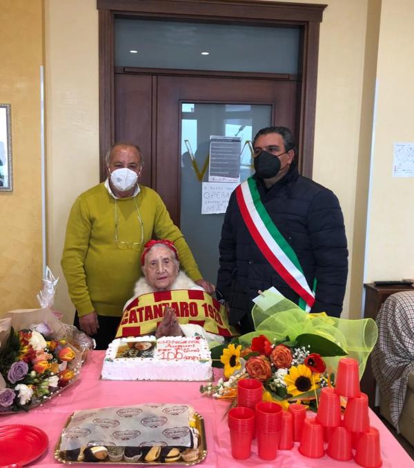 Catanzaro, compleanno giallo rosso per i primi 100 anni di Concetta Cosentino a Tiriolo images Catanzaro, compleanno giallo rosso per i primi 100 anni di Concetta Cosentino a Tiriolo