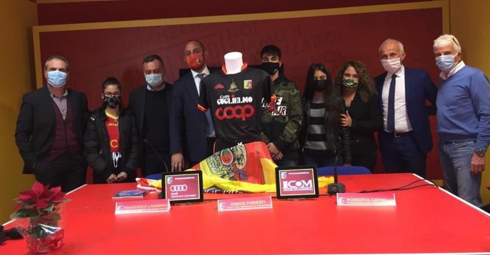 Us Catanzaro 1929, prossimo match con una maglia particolare a sostegno della fondazione "Città solidale" images Us Catanzaro 1929, prossimo match con una maglia particolare a sostegno della fondazione "Città solidale"