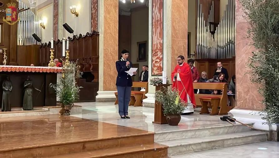 images Vibo, la Polizia consegna l’olio del “Giardino della memoria di Capaci” alla Diocesi