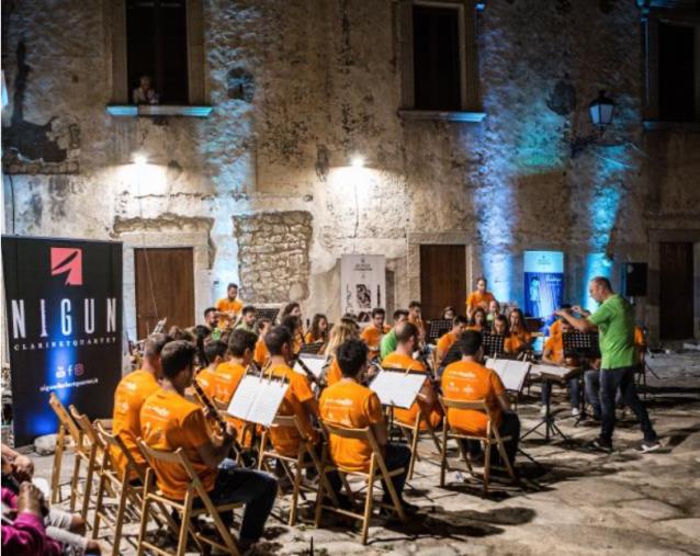San Giorgio Morgeto, il Chiostro dell’Antico Convento dei Domenicani ospita il concerto del coro di clarinetti diretto dal maestro Pisano images San Giorgio Morgeto, il Chiostro dell’Antico Convento dei Domenicani ospita il concerto del coro di clarinetti diretto dal maestro Pisano