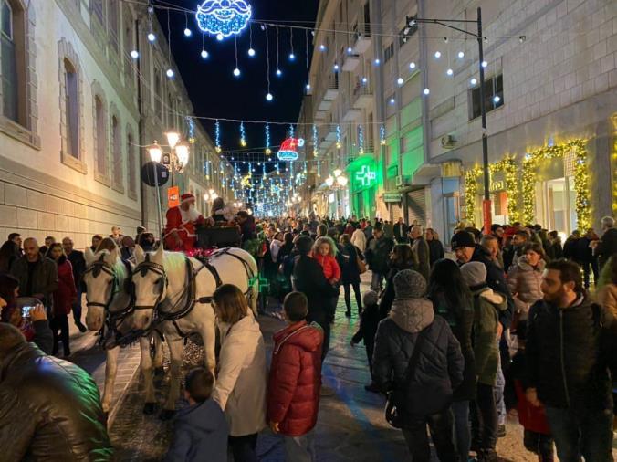 images Ruba la borsa in un locale del centro storico la notte di Capodanno, ma le telecamere la riprendono: denunciata dal titolare