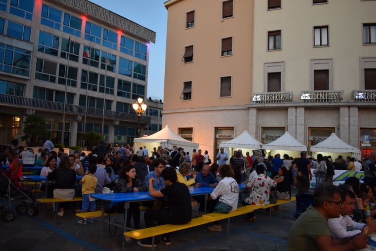 images Via Fares, bimbo cade dal quarto piano 
mentre gioca con i fratelli