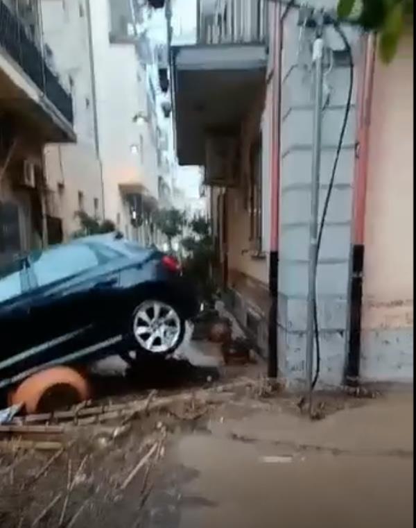 images Maltempo. Costa ionica flagellata dalla pioggia: impegnati circa 50 vigili del fuoco con 8 automezzi, motopompe ed idrovore 