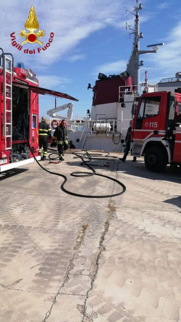 images Rimorchiatore in fiamme nel porto di Crotone: intervento dei Vigili del Fuoco