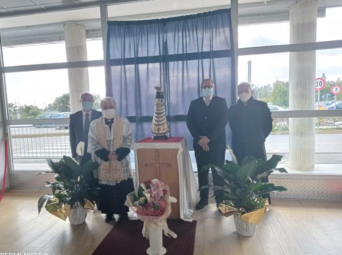 images L’aeroporto Sant’Anna di Crotone accoglie la statua della Virgo Lauretana