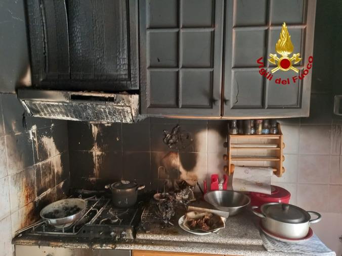 images Catanzaro. Prende fuoco la cucina, 90enne salvata dai vigili del fuoco