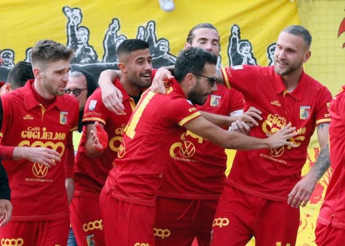 Us Catanzaro 1929, ammenda salata per la Società, inibizione per il Dg Foresti e squalifica per Iemmello e Gatti images Us Catanzaro 1929, ammenda salata per la Società, inibizione per il Dg Foresti e squalifica per Iemmello e Gatti