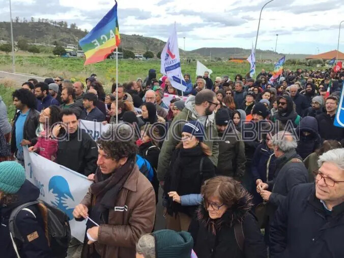 Naufragio migranti, sul lungomare di Cutro in migliaia per dire "basta alle stragi" (LE IMMAGINI) images Naufragio migranti, sul lungomare di Cutro in migliaia per dire "basta alle stragi" (LE IMMAGINI)