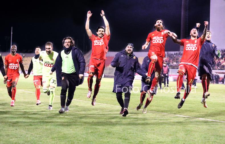 Us Catanzaro 1929, l'urlo di gioia sotto la "Capraro" rilancia le aspettative dei giallorossi images Us Catanzaro 1929, l'urlo di gioia sotto la "Capraro" rilancia le aspettative dei giallorossi