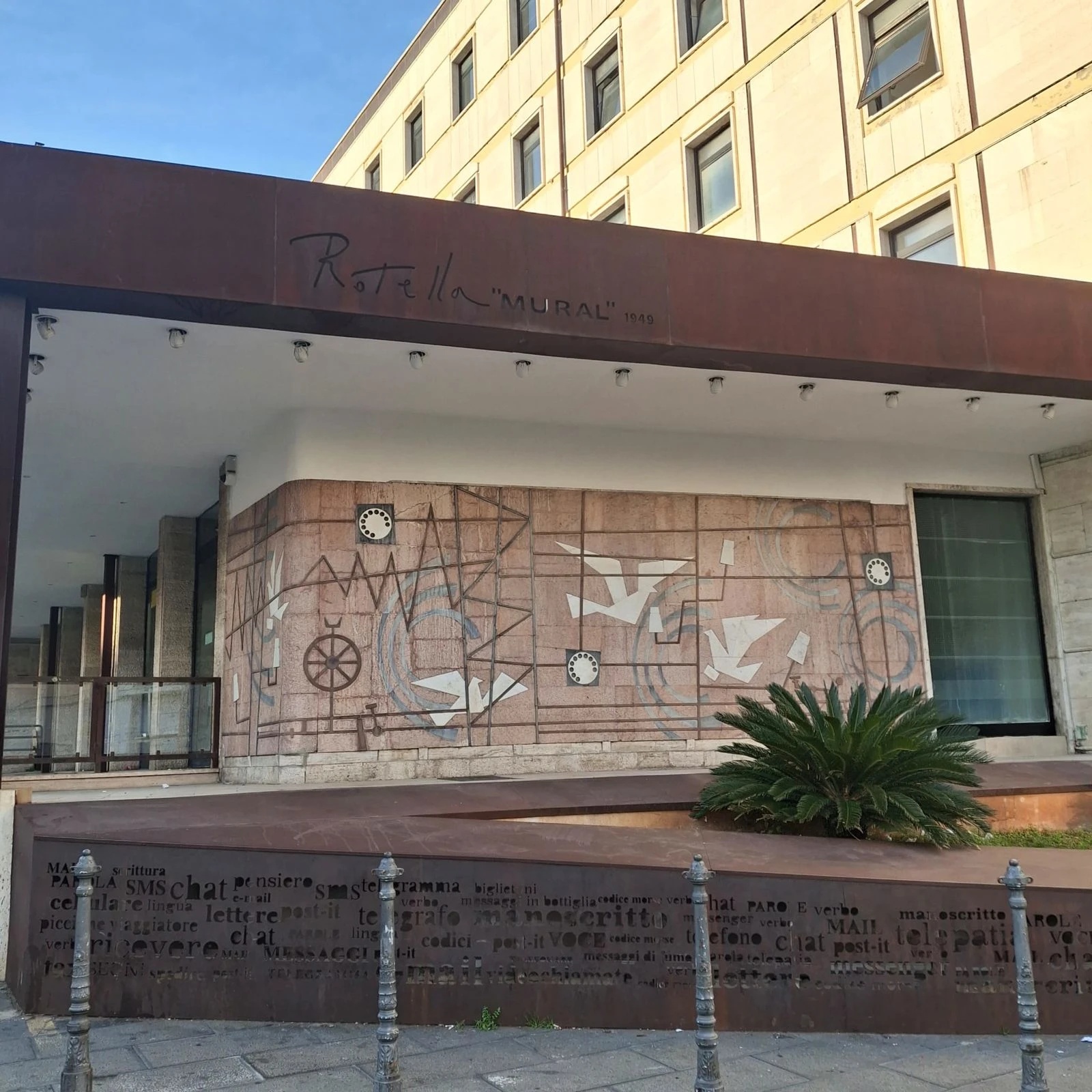 Palaia: "Ripulito il mural di Mimmo Rotella su Corso Mazzini, nell'anno celebrativo impegno nel valorizzare il nostro  patrimonio identitario"