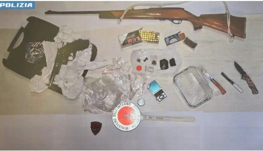 Crotone, la Polizia arresta un soggetto in possesso di armi e droga
images Crotone, la Polizia arresta un soggetto in possesso di armi e droga