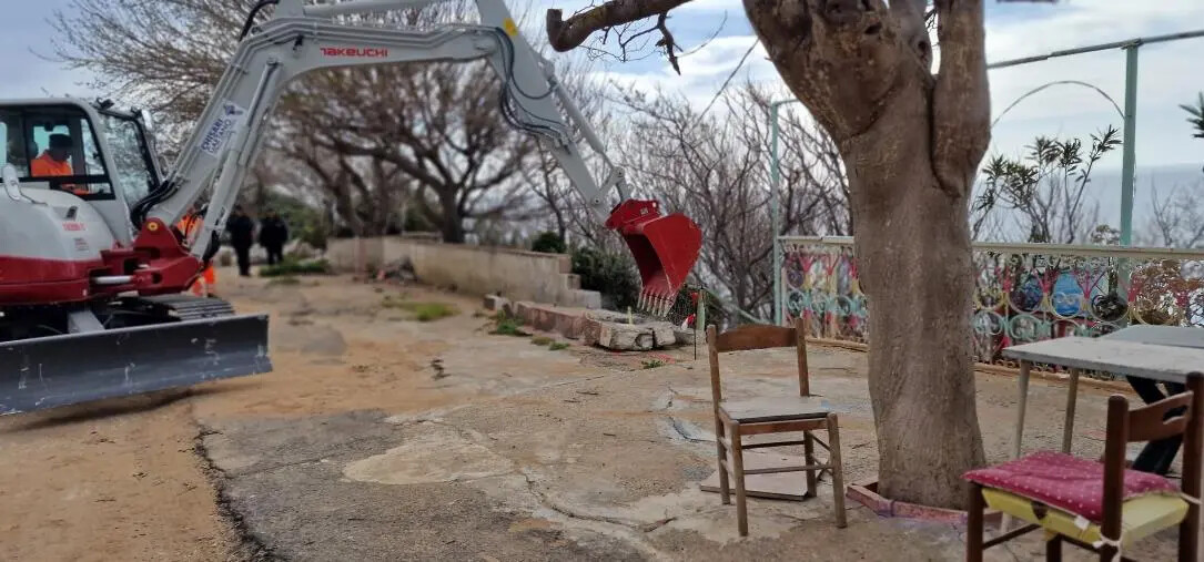 images Le Cannella, abbattimento di manufatti abusivi sul lungomare di Isola Capo Rizzuto