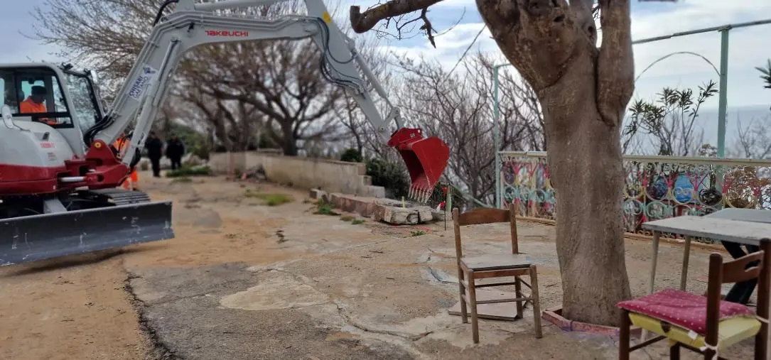 Le Cannella, abbattimento di manufatti abusivi sul lungomare di Isola Capo Rizzuto images Le Cannella, abbattimento di manufatti abusivi sul lungomare di Isola Capo Rizzuto