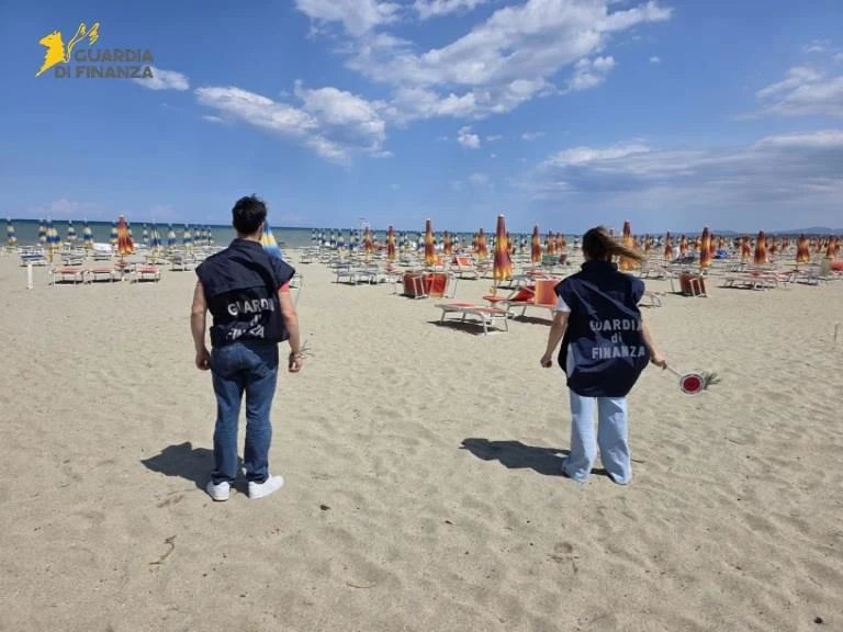 Vibo, la Guardia di Finanza scopre sette lavoratori in nero in un lido dell’Alto Ionio: attività sospesa