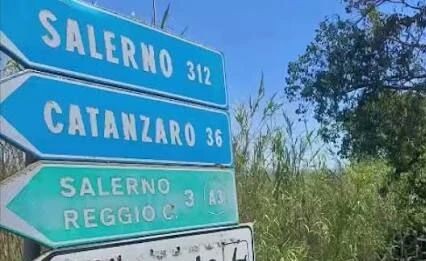 images Cannistrà: "Sulla SS 106 Catanzaro è scomparsa. Non dalla cartina geografica, ma dai cartelli ANAS"