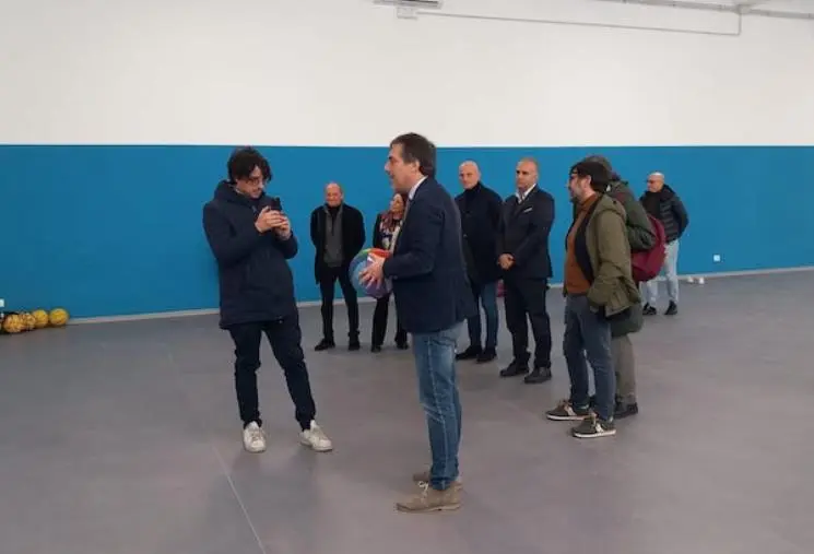 images Riapre la palestra della scuola di Pontegrande, Fiorita: "Motivo d'orgoglio restituire questo spazio al quartiere"