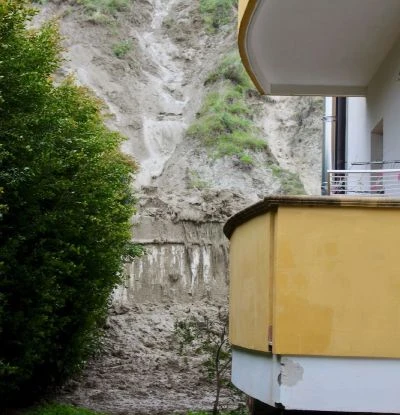 Maltempo nel Catanzarese, a San Sostene smotta una collinetta: evacuata una famiglia