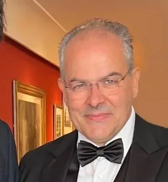 Sanremo 2026, a Crotone la presentazione dei premi realizzati dal maestro orafo Affidato