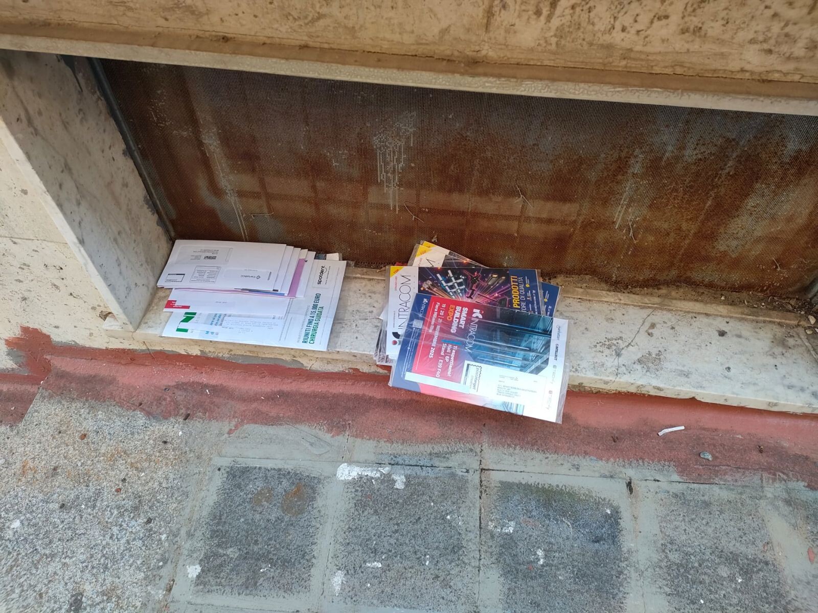 images Catanzaro, corrispondenza e bollette lasciate a terra: e ai cittadini arrivano ingiunzioni di pagamento