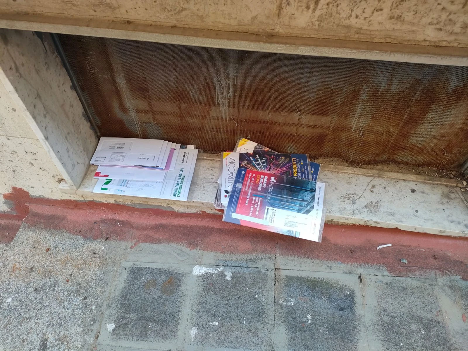 Catanzaro, corrispondenza e bollette lasciate a terra: e ai cittadini arrivano ingiunzioni di pagamento