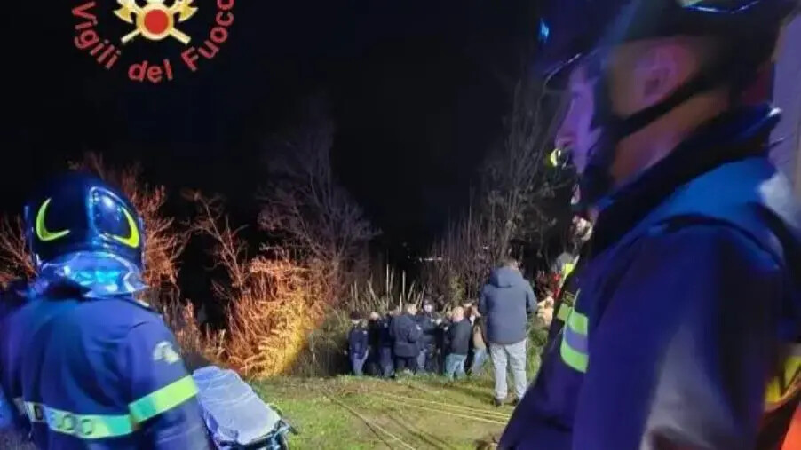 Perde il controllo dell'auto e finisce in un burrone di oltre 30 metri nel Lametino: salvo il conducente images Perde il controllo dell'auto e finisce in un burrone di oltre 30 metri nel Lametino: salvo il conducente