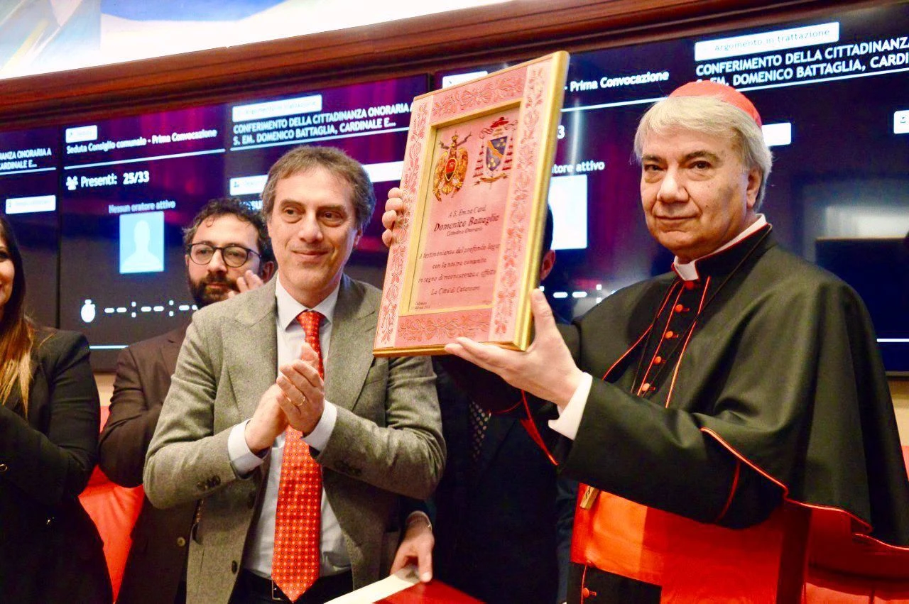 Il sindaco Fiorita ringrazia il maestro Affidato per il bassorilievo donato sabato a S. Em.za, il cardinale Domenico Battaglia
