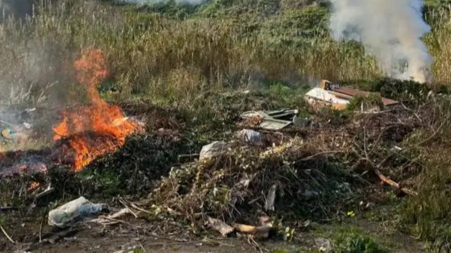 Rifiuti dati alle fiamme in una discarica su un terreno comunale nel Vibonese images Rifiuti dati alle fiamme in una discarica su un terreno comunale nel Vibonese