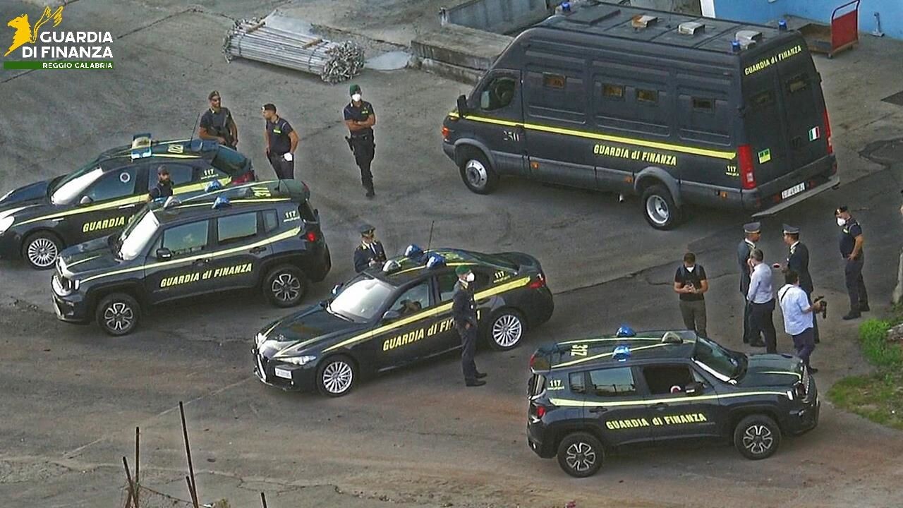 images Reggio, sequestrata un’area di circa 3500 metri quadrati adibita a discarica abusiva di rifiuti pericolosi 