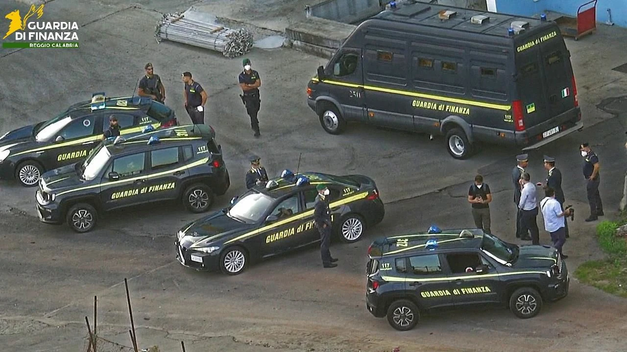 Reggio, sequestrata un’area di circa 3500 metri quadrati adibita a discarica abusiva di rifiuti pericolosi 