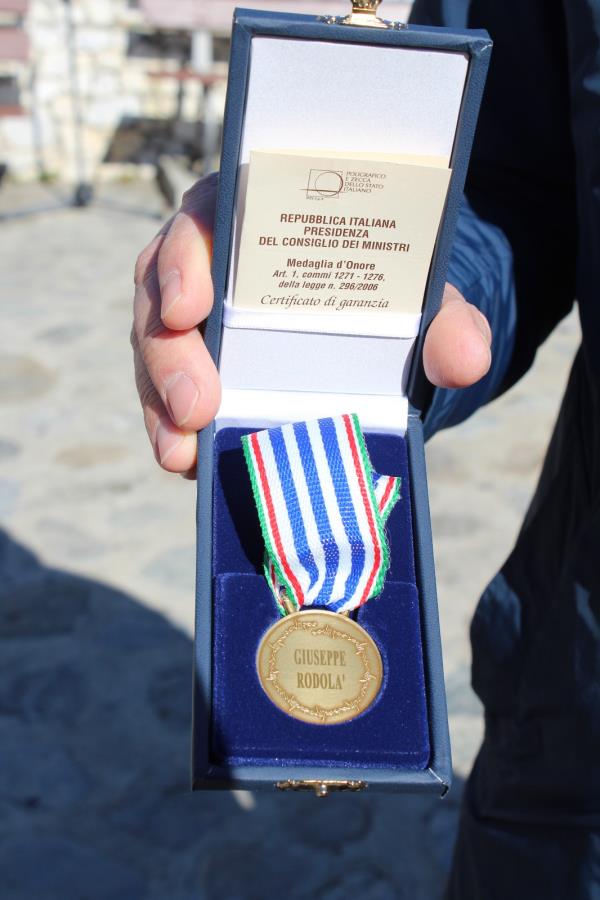 images Giuseppe Rodolà tra i soldati destinatari delle cinque Medaglie d'Onore consegnate in Prefettura