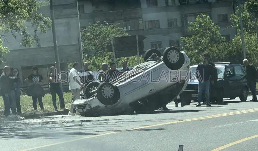 images Incidente a Catanzaro, auto si ribalta su viale Magna Graecia: un ferito
