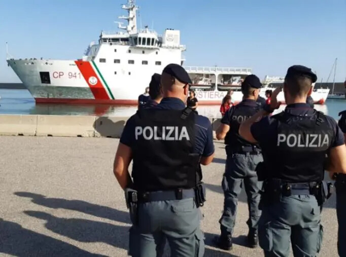 Crotone, arrestati due scafisti dello sbarco del 2 febbraio images Crotone, arrestati due scafisti dello sbarco del 2 febbraio