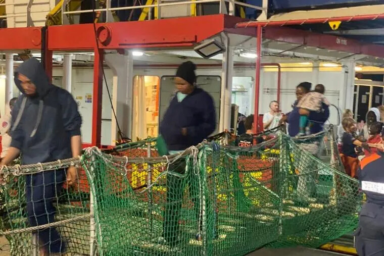 Migranti, in 48 sbarcano a Vibo ma ci sono 4 morti: una donna incinta perde il bimbo images Migranti, in 48 sbarcano a Vibo ma ci sono 4 morti: una donna incinta perde il bimbo