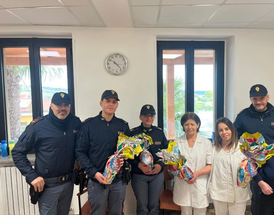 Vibo, la polizia regala uova di cioccolato ai piccoli pazienti dello 'Jazzolino'