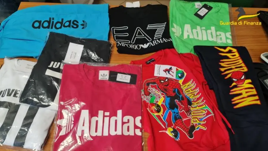 images Cosenza, sequestrati migliaia di capi contraffatti per bambini: denunciato il titolare