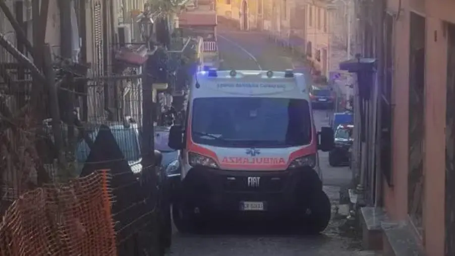 images A Catanzaro ambulanza bloccata in Scesa Gradoni, Celia: "Dopo 10 anni nessuna soluzione"