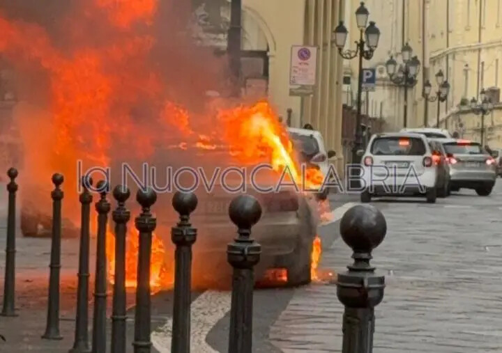 images Auto in fiamme nel centro di Catanzaro, traffico in tilt e vigili del fuoco sul posto