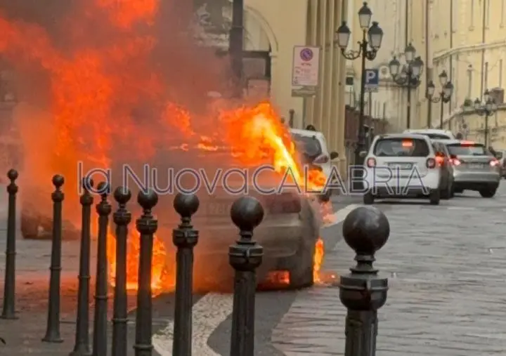 Auto in fiamme nel centro di Catanzaro, traffico in tilt e vigili del fuoco sul posto images Auto in fiamme nel centro di Catanzaro, traffico in tilt e vigili del fuoco sul posto