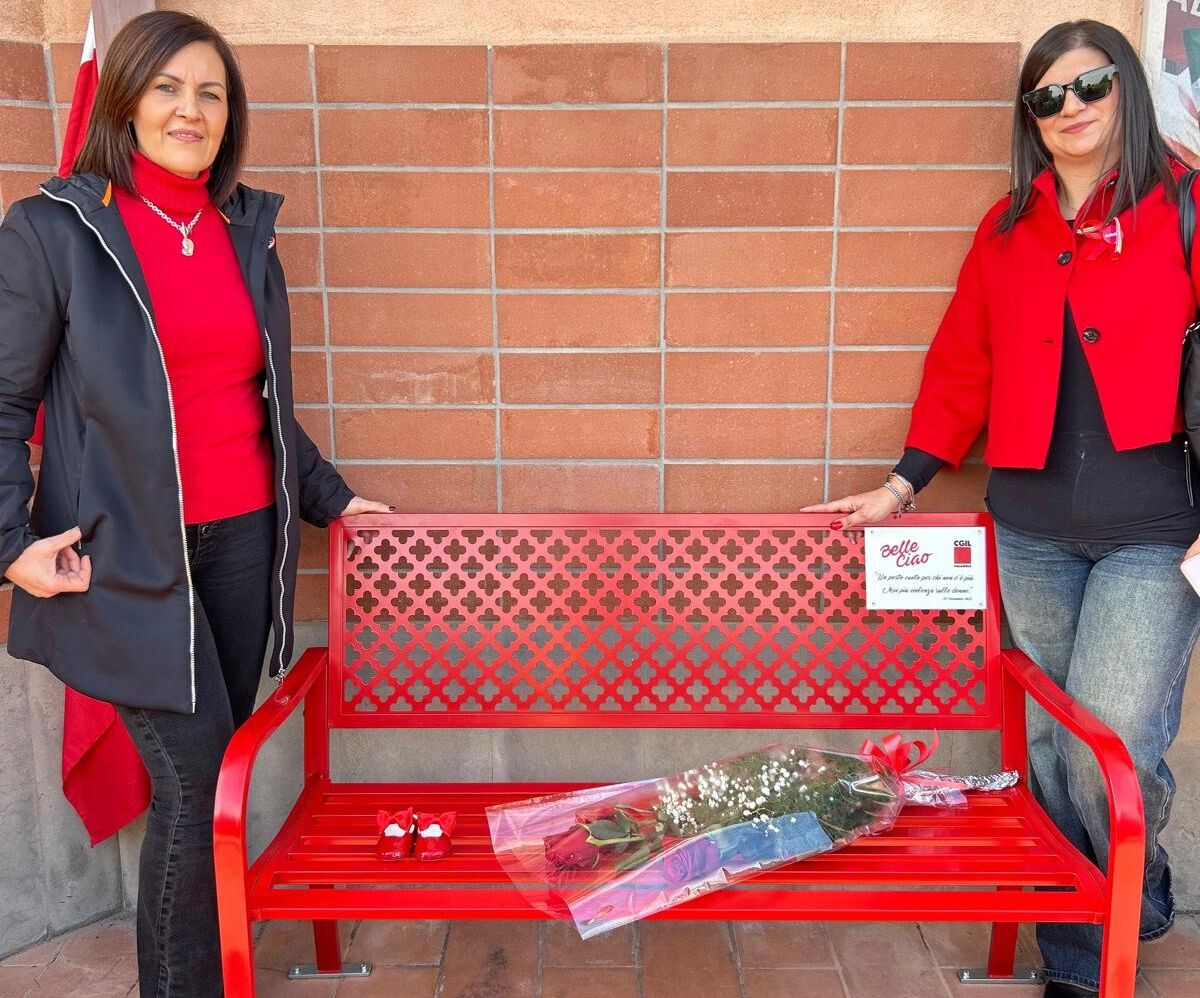images La CGIL Calabria contro la violenza sulle donne: inaugurata la panchina rossa a Catanzaro