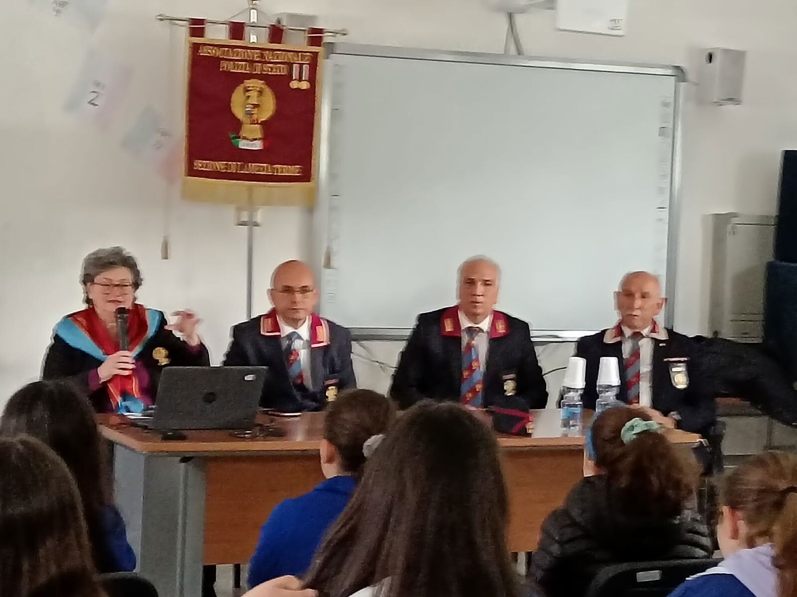 images Legalità e prevenzione a scuola: l’Associazione nazionale Polizia di Stato incontra gli alunni di Feroleto Antico e Pianopoli 