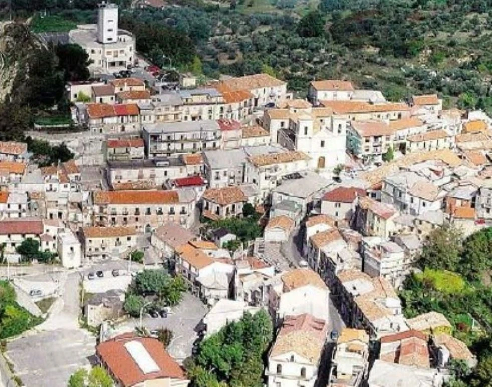 Chiaravalle Centrale celebra la cultura con la seconda edizione del Premio Letterario Nazionale “Aurea Nox – L’Oro della Coscienza” 