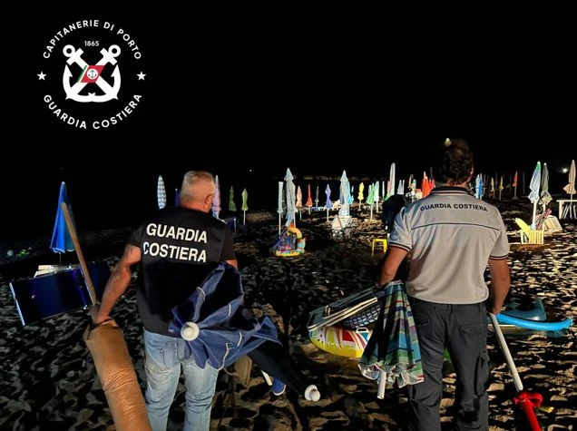 Corigliano-Rossano, Guardia Costiera: 665 attrezzature sequestrate sulle spiagge e 160 kg di pesce senza tracciabilità