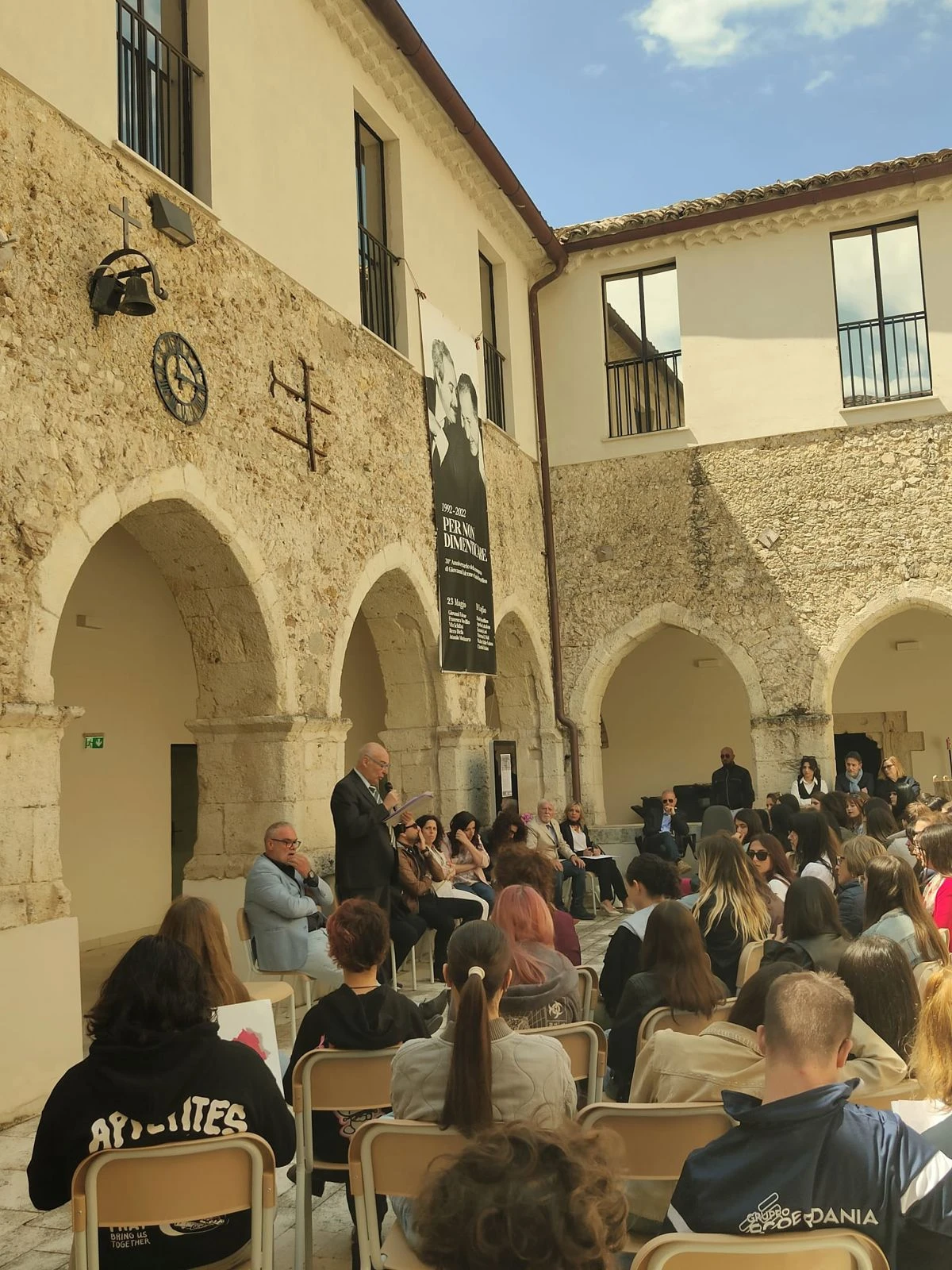 Catanzaro, nel chiostro della Procura il ricordo del Reparto Scorte di Palermo ai giovani di oggi